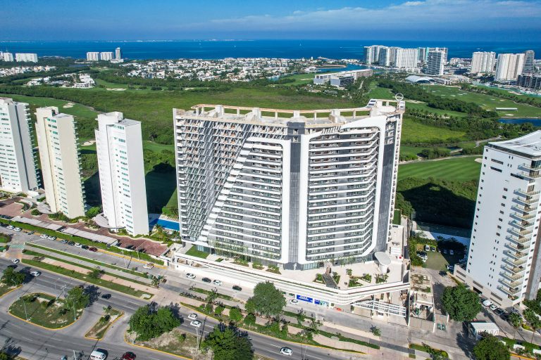 Vive en WOHA: Wellness Oriented High-Tech Apartments.